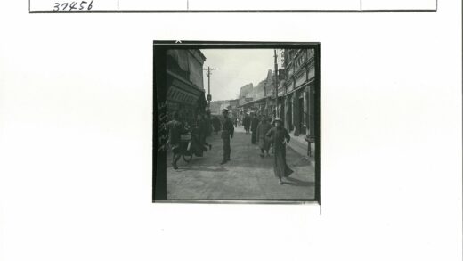 20世纪初城市街景生活写照.jpg
