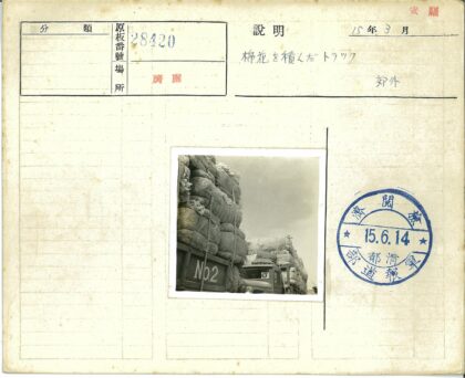 2号卡车满载货物行驶.jpg