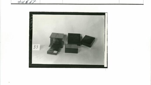 33号五个方形黑盒子展示.jpg