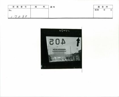 405号窗景繁华街道与传统建筑.jpg