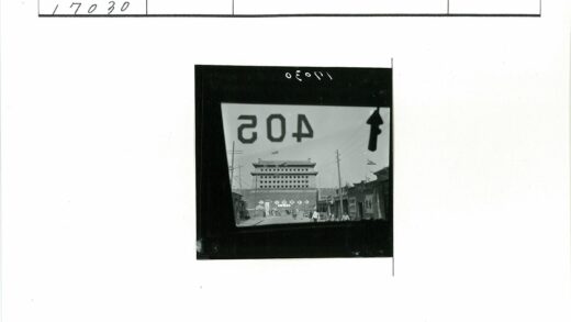 405号窗景繁华街道与传统建筑.jpg