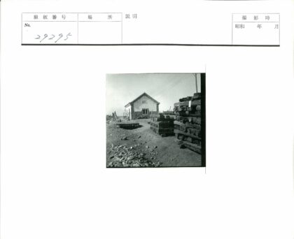 497号石头建筑与铁路风景.jpg