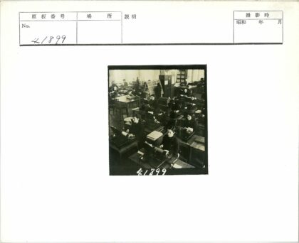 50年代办公室女性打字工作场景.jpg