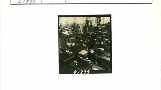 50年代办公室女性打字工作场景.jpg