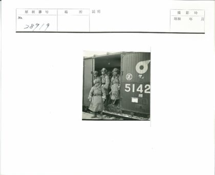 5142火车车厢冬日乘客登车.jpg