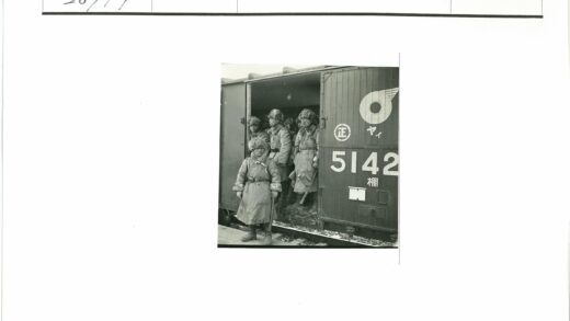 5142火车车厢冬日乘客登车.jpg