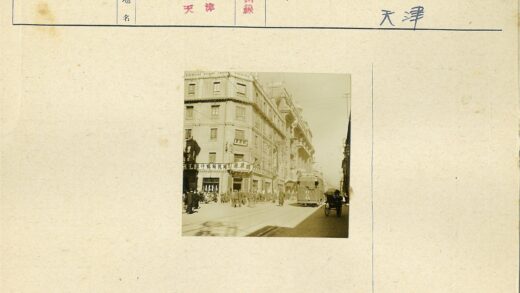 57路电车与人力车的城市街景.jpg