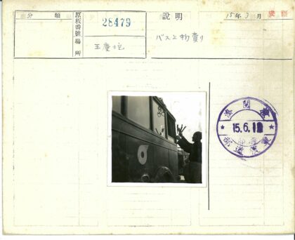73路公交车旁食品小贩.jpg