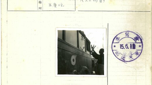 73路公交车旁食品小贩.jpg