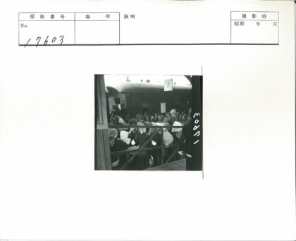 7号车厢站台人群.jpg