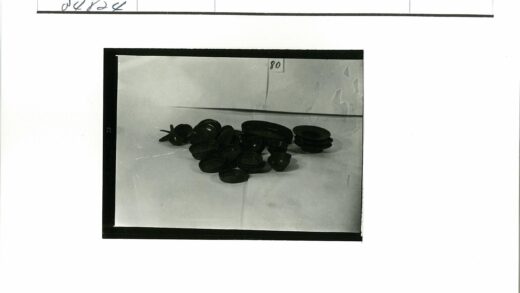 80年代深色圆形小物件特写.jpg