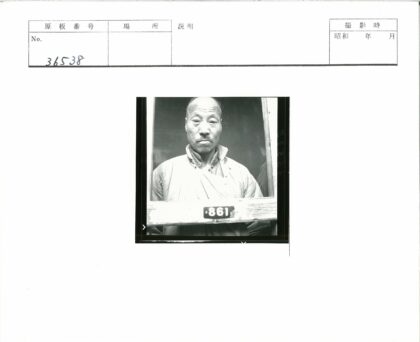 861号木框前的浅色夹克老人.jpg