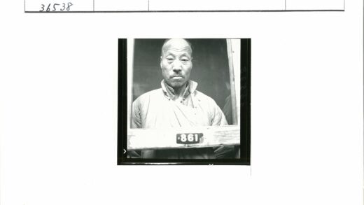 861号木框前的浅色夹克老人.jpg