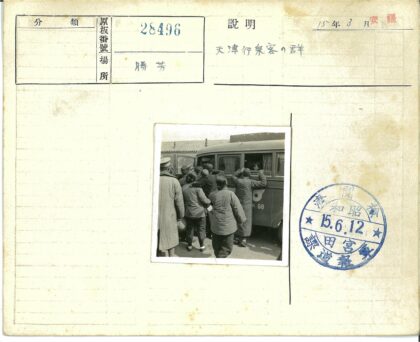 88号巴士人群围观老建筑.jpg