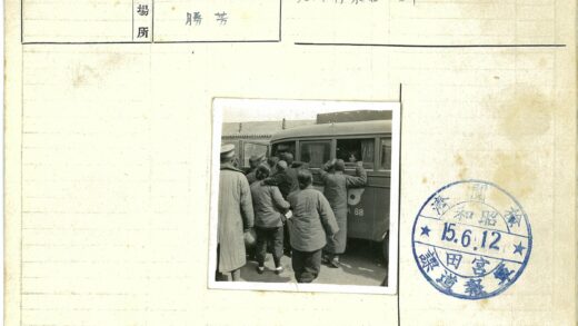 88号巴士人群围观老建筑.jpg