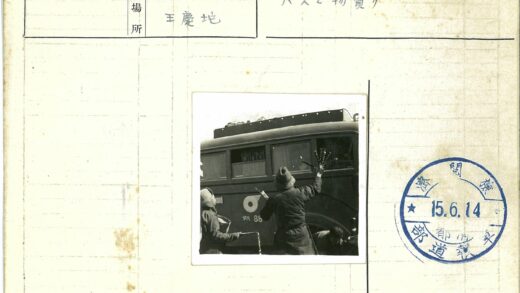 88路公交车旁持物人物.jpg