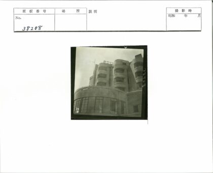 Bolt标志现代建筑低角度拍摄.jpg