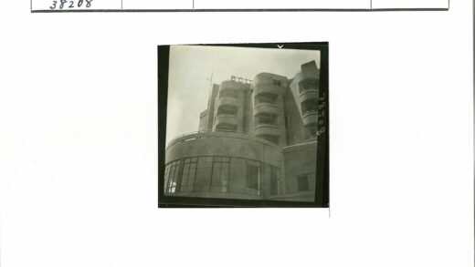 Bolt标志现代建筑低角度拍摄.jpg
