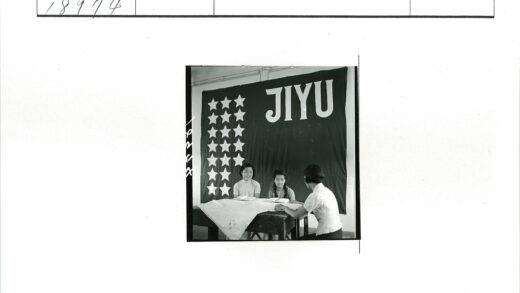 Jiyu横幅下的三位女性.jpg