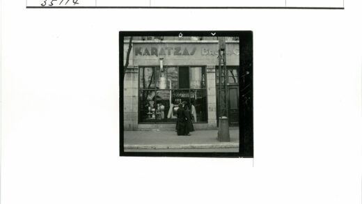 Karatzas商店橱窗展示秤设备.jpg