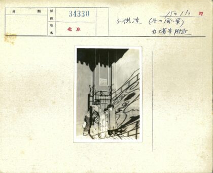 Weitsutun建筑前孩童石雕玩耍.jpg
