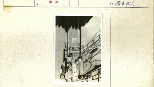 Weitsutun建筑前孩童石雕玩耍.jpg