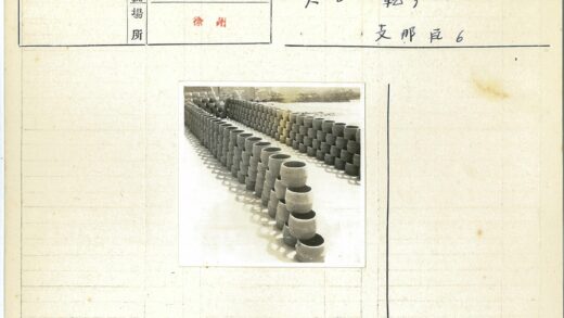 一排陶罐与自然风景.jpg