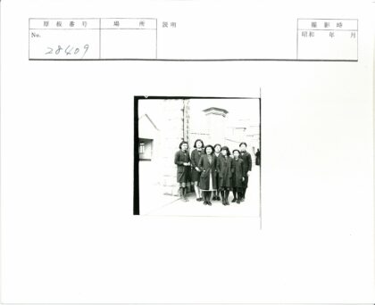 七名妇女在石建筑前合影.jpg