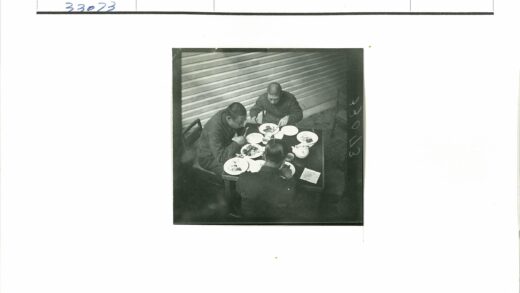 三个男人围桌聚餐.jpg