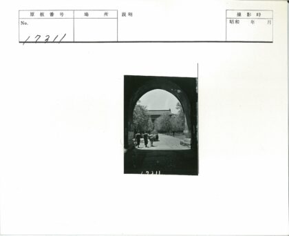 三人一驴穿石拱.jpg