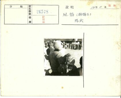 三人冬装火车背景合影.jpg