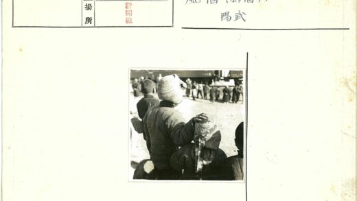三人冬装火车背景合影.jpg