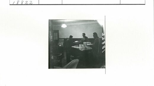 三人分发包裹工作场景.jpg