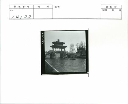 三人划船过古桥冬景.jpg