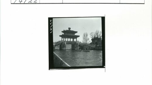 三人划船过古桥冬景.jpg