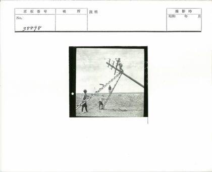 三人协作攀爬倾斜木杆.jpg