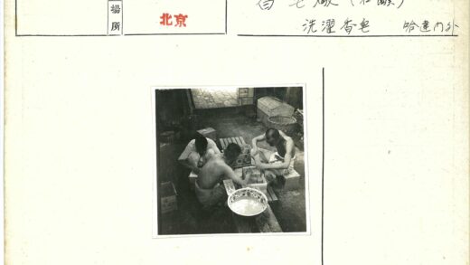 三人协作装箱工作场景.jpg