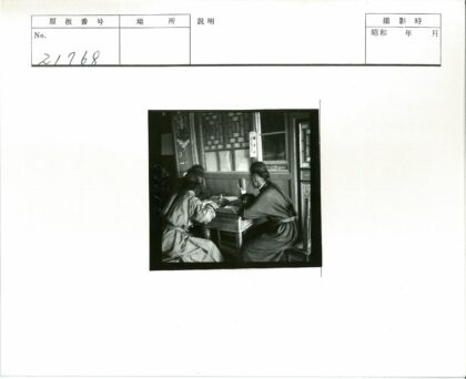 三人围坐木桌写作.jpg