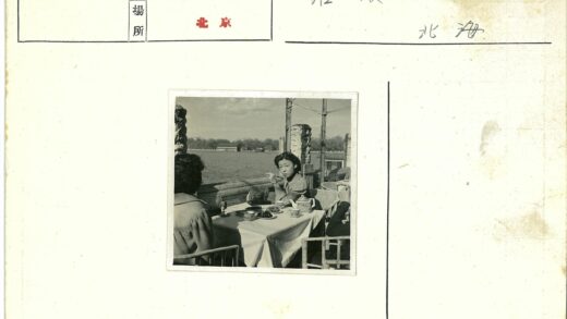 三人围桌品茶赏景.jpg