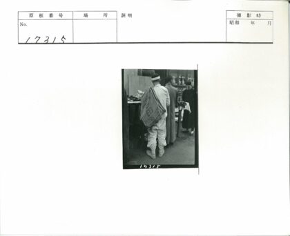 三人围桌披布室内场景.jpg