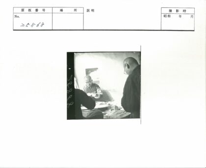 三人围桌翻阅旧相册.jpg