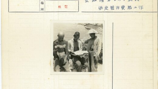 三人墙外读报茅草屋背景.jpg