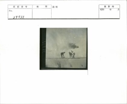 三人多云沙地劳作.jpg