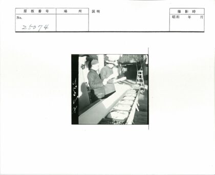 三人展示圆形物品桌边.jpg