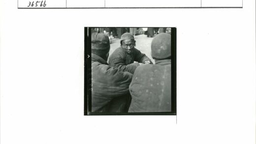 三人戴帽穿夹克合影.jpg