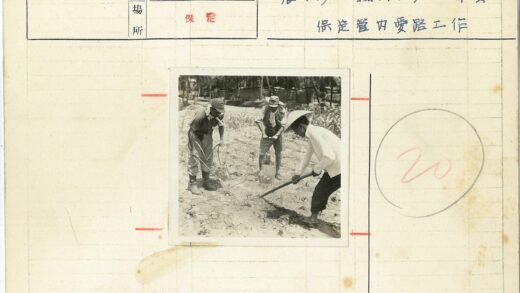 三人户外劳作锄地抽水.jpg