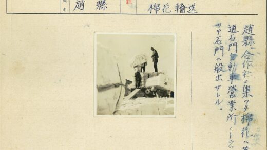 三人户外堆稻草捆.jpg