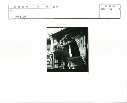 三人户外砖砌建筑旁工作.jpg