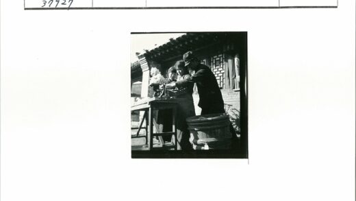 三人户外砖砌建筑旁工作.jpg