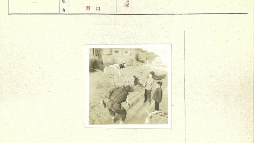 三人户外编织芦苇劳作.jpg